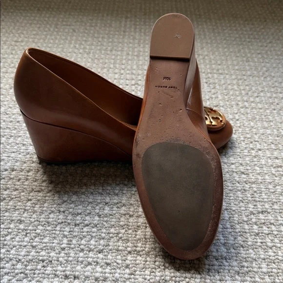 Tory Burch Caroline Medallion Logo Heels - Picture 5 of 7